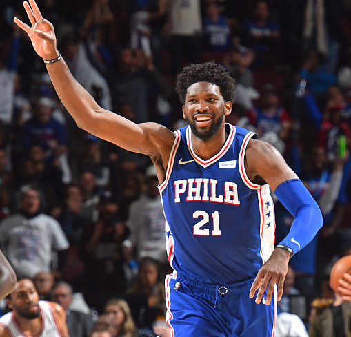 包含皇家社会训练开放日，赛后强势反弹引欢呼，社区盾在即，赛程密集仍需轮换的词条