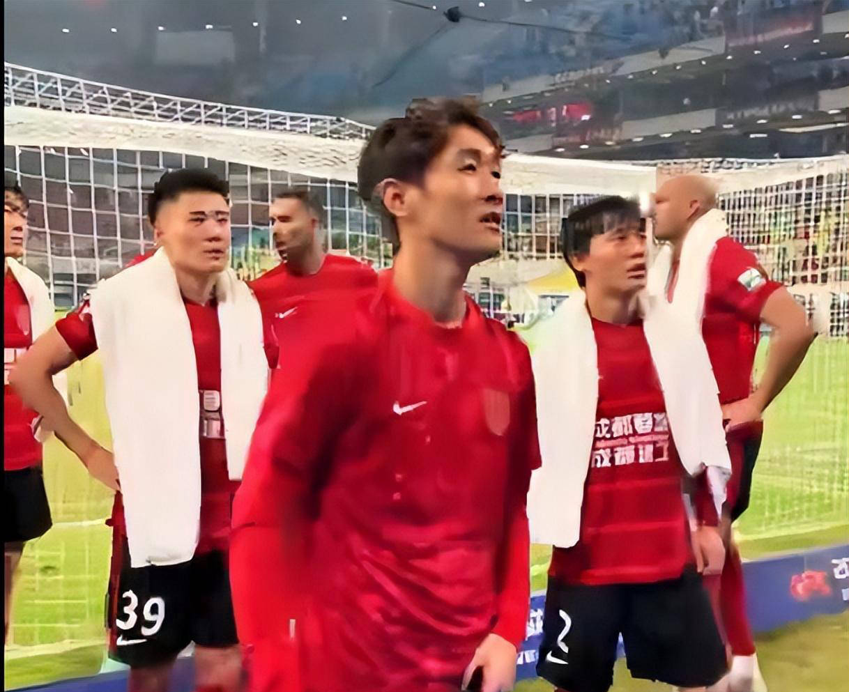 今夜拉齐奥备战亚冠；临场应变细节曝光；质疑声仍在；资深球员宣示担当的简单介绍