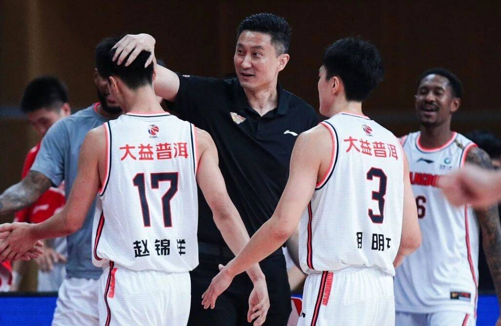 今晨CBA季后赛焦点战；山东男篮官宣签约；引发热议；球探报告显示潜力的简单介绍