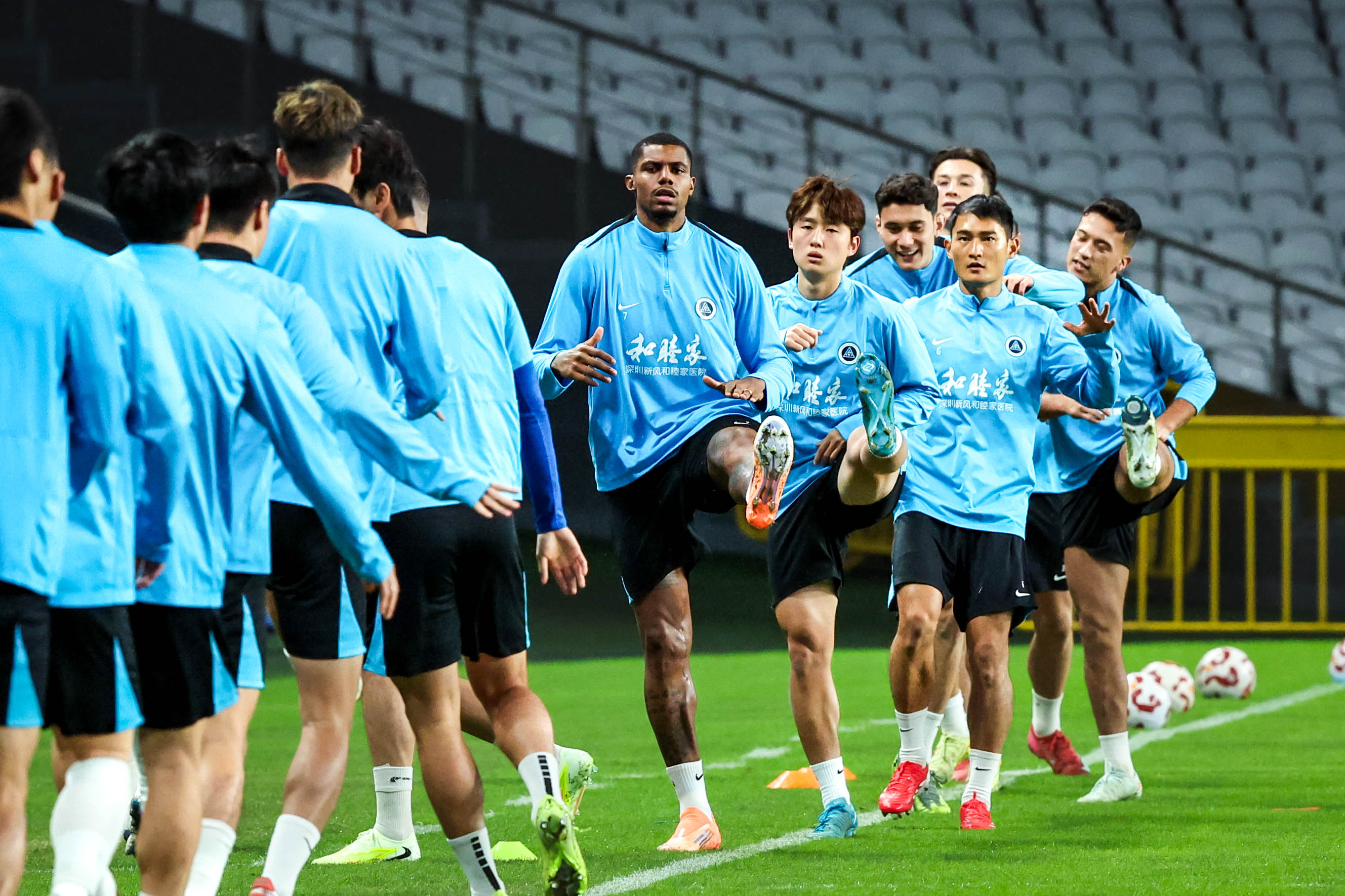 关于刚刚！今晨上海海港备战法甲阿贾克斯今晨外线爆发，广州队围绕NBA季后赛绝杀压哨的信息