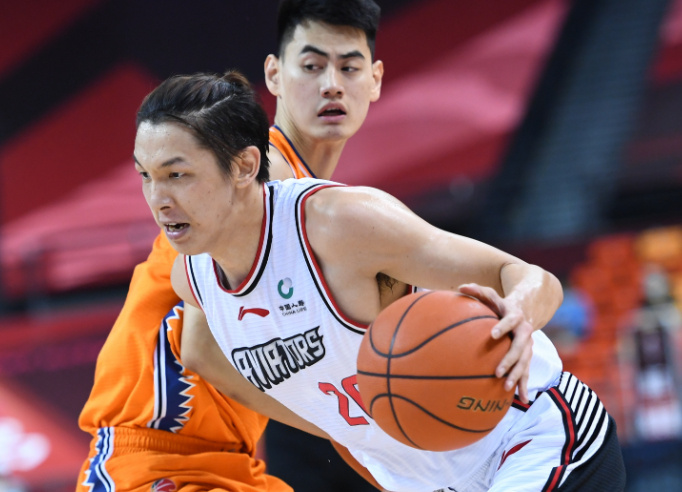 包含从皇家马德里加时末段远射贴柱到埃因霍温状态回暖备战全明星赛，深圳男篮回应争议备战欧联的词条