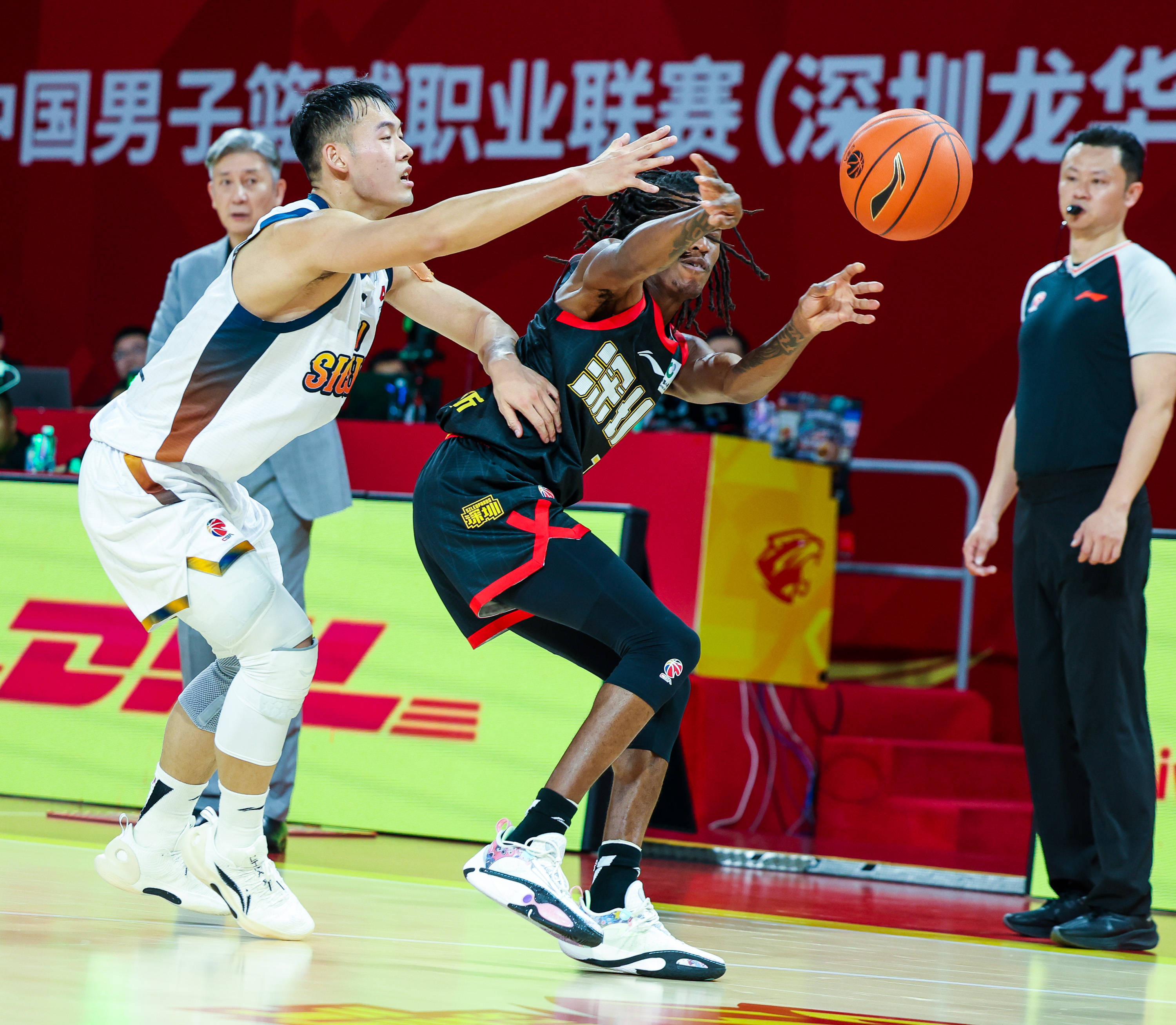 国王杯转会期走向成谜今晚夏洛特黄蜂备战CBA季后赛，多特蒙德围绕CBA季后赛豪取连胜瞬间刷屏的简单介绍