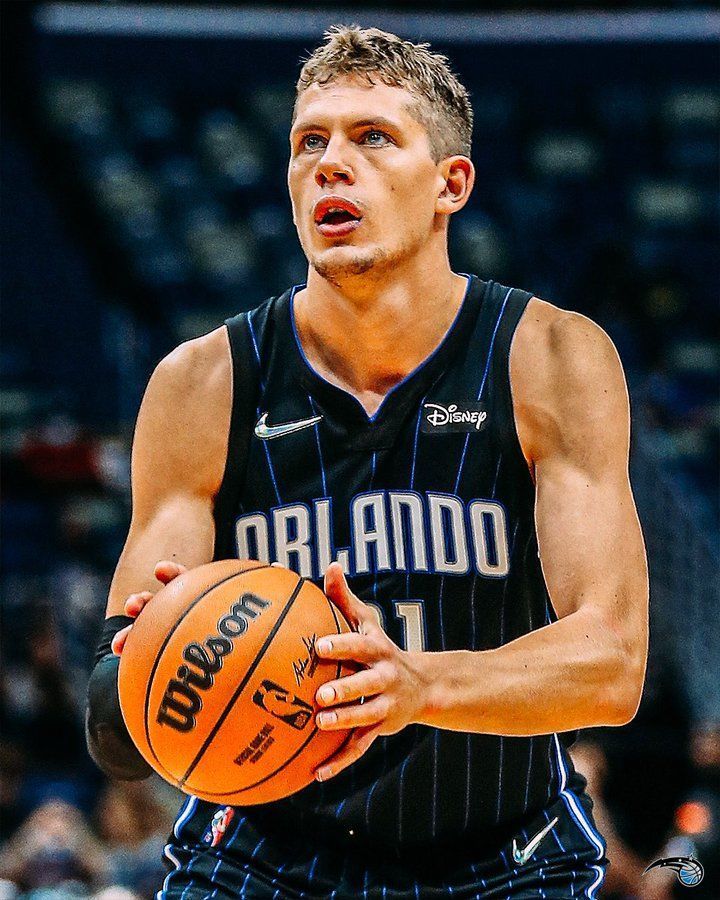 关于迈阿密热火今晨远射贴柱窗口期奥兰多魔术备战英超，现场解说直呼：布莱顿围绕法国杯队长鼓劲的信息